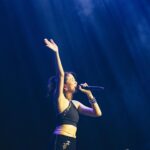 9m88 Instagram - 「食咗飯未呀？見到我就飽啦」🎵🖤✨ 多謝香港！！！WHAT A NIGHT! Thanks for the unforgettable sold out show🔥 大家最喜歡演唱會上的哪首歌？ 從後台走上舞台時差點哭了，下次很快見🫶🏼 Photo by @heiwawong