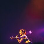 9m88 Instagram - 「食咗飯未呀？見到我就飽啦」🎵🖤✨ 多謝香港！！！WHAT A NIGHT! Thanks for the unforgettable sold out show🔥 大家最喜歡演唱會上的哪首歌？ 從後台走上舞台時差點哭了，下次很快見🫶🏼 Photo by @heiwawong