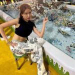 9m88 Instagram - 今天是9頭身腹部才是本體88🌞謝謝 @loewe 找我去Paula’s Ibiza夜市玩🥢🏝️目不暇給太可愛啦❤️‍🔥 #LOEWEpaulas #LOEWETaipeiNightMarket #羅意威台北夜市