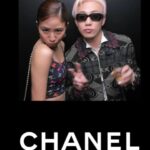 9m88 Instagram - A Journey Into The Allure🪄 @chanelofficial 曾經身為服裝設計的學生，超興奮能親眼看到跨越三個世代的設計師對話，從Chanel到Karl再到Virginie，用不同材質、輪廓、比例的變化展現出相同精神。 能見到香奈兒女士本人的設計實在太狂了，那個時代解放女性束縛的版型、兼具實用性的口袋設計是如此珍貴，時間經過依舊時髦優雅🤍 還有我真的好喜歡Karl的設計，在香奈兒風格裡依然巧妙尋找各種驚奇的細節可能性！ 特別謝謝美眉 @mumoonlee 幫我拍的幾張漂照🫶🏼