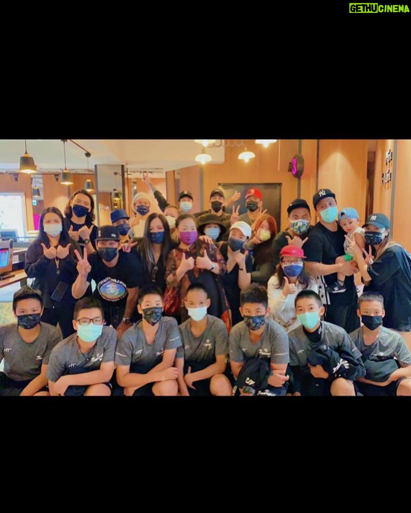 A-Mei - 12.1K Likes - ❌ 「你要相信你的與眾不同」
還記得十年前我為這個故事配音
用三分鐘的時間介紹了馬校長和這群小天使♥️♥️♥️
這次很難得進戲院重溫這份感動
導演和演員們用兩小時把故事說的更細膩、更動人、更有趣🥰
平和的說著這個小小的、
後座力卻有如花東高山縱谷般震撼的故事
好笑的是、最後戲院燈光亮起時卻一陣哄堂大笑
因為每個人的眼睛和鼻頭都紅通通的……哭到笑的部分😂😂😂
感受夢在飛、聽見歌在唱 ❌
#沒看過的衝一波快去看
#美娘真的是我親戚
#也有人說過美娘和我長得很像🤣