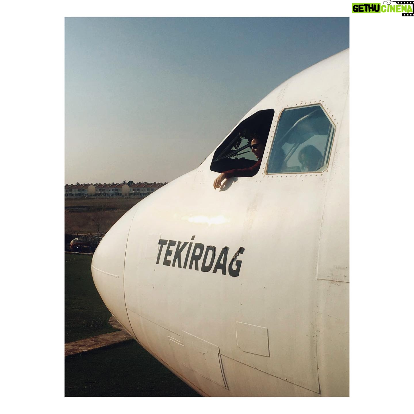 Açelya Devrim Yılhan Instagram - Ankara dikkat etsin hareketlerine!!! Ben kaptan pilotunuz genelkurmay cumhurbaşkanı başbakanınızım. Türkiye Cumhuriyeti'nin hem de Amerika'nın presint prezınım!