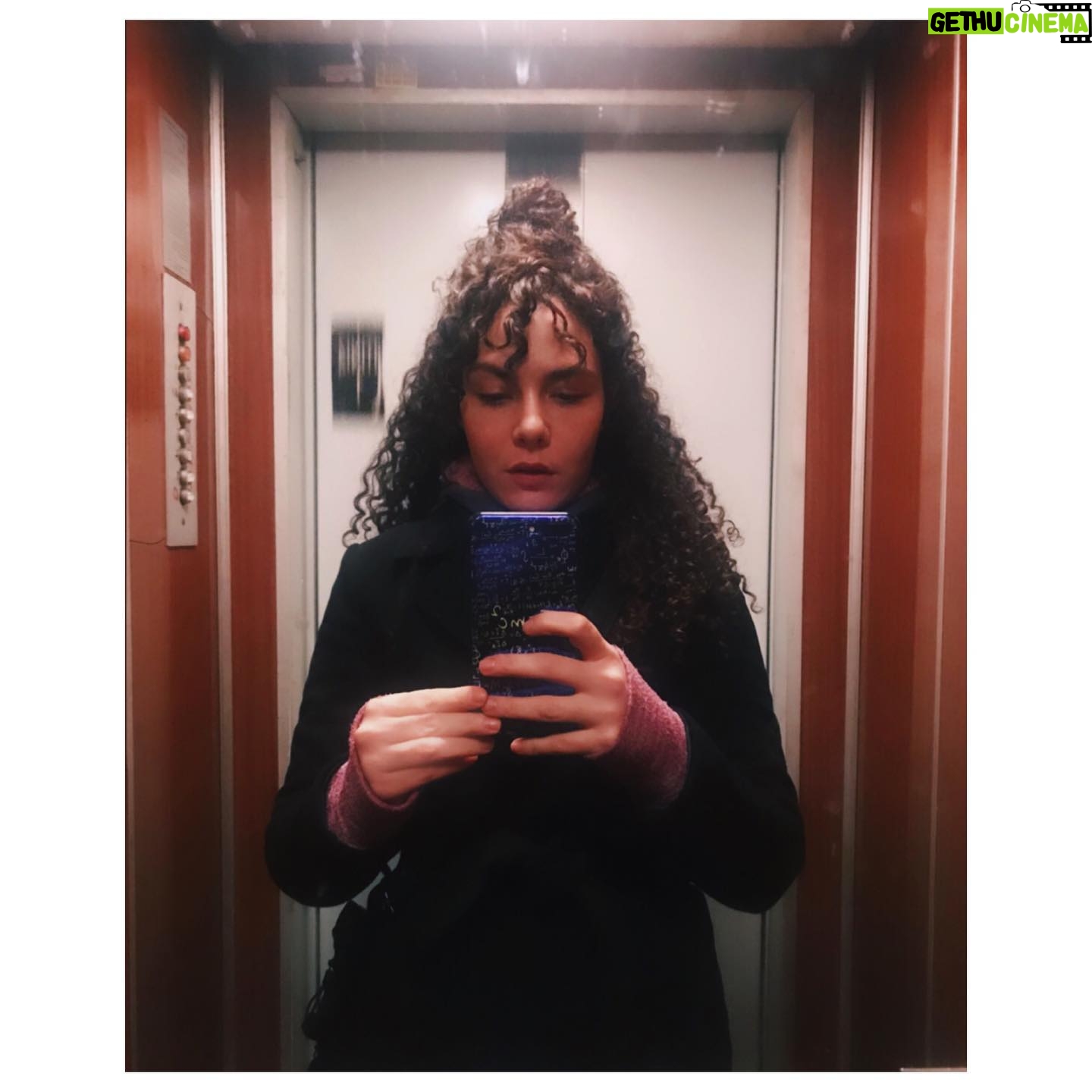 Açelya Devrim Yılhan Instagram - Mind the gap!