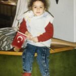 Açelya Devrim Yılhan Instagram - Bu çocuk özgürce büyüyüp, okuyup, istediği hayatı yaşama hakkına sahip olduysa bunu Atatürk’e, kurduğu cumhuriyete ve onun açtığı yolda yürümeye hevesli ebeveynlerine borçludur. 100. Yılımız kutlu olsun! #cumhuriyet100yaşında