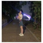 Açelya Devrim Yılhan Instagram - Spontane mutluluk, özlemiş olmak, iyi gelen şeyler, film gibi seyretmek, değişince güzelleşenler, varyasyon denemek, üç günde beş kilo challenge, uçak parçalanıyor galiba türbülansı, bayılayazmak ve bazı iyi ki varlar…