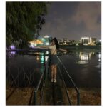 Açelya Devrim Yılhan Instagram - Spontane mutluluk, özlemiş olmak, iyi gelen şeyler, film gibi seyretmek, değişince güzelleşenler, varyasyon denemek, üç günde beş kilo challenge, uçak parçalanıyor galiba türbülansı, bayılayazmak ve bazı iyi ki varlar…