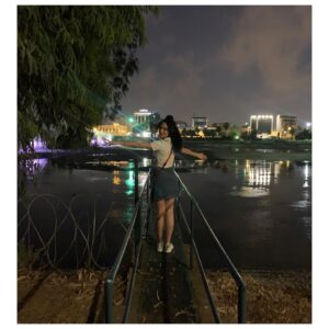 Açelya Devrim Yılhan Instagram - Spontane mutluluk, özlemiş olmak, iyi gelen şeyler, film gibi seyretmek, değişince güzelleşenler, varyasyon denemek, üç günde beş kilo challenge, uçak parçalanıyor galiba türbülansı, bayılayazmak ve bazı iyi ki varlar…