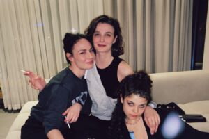 Açelya Devrim Yılhan Instagram - Yaşasın kız kızkardeşlerim! Yaşasın kız kardeşlik! ❤️