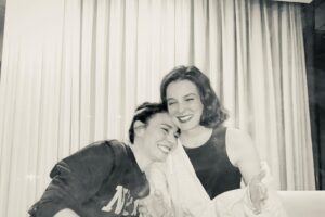 Açelya Devrim Yılhan Instagram - Yaşasın kız kızkardeşlerim! Yaşasın kız kardeşlik! ❤️