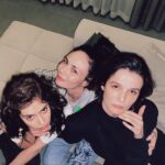 Açelya Devrim Yılhan Instagram - Yaşasın kız kızkardeşlerim! Yaşasın kız kardeşlik! ❤️