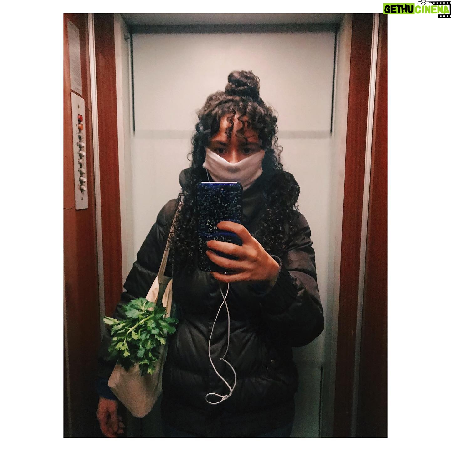 Açelya Devrim Yılhan Instagram - Bunu buraya bırakayım, bugünler İNŞALLAH geçince bakıp “vay be ne zamanlardı” falan derim. #quarantinedays #iamlegendcosplay #britneysurvived2007youcanhandlequarantine