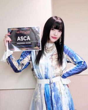 ASCA Instagram - リスアニ！LIVE 2024 SATURDAY STAGE
@ 日本武道館 2024.1.27

セットリスト
1.私が笑う理由は
2.Stellar
3.リンネ
4.Howling
5.RESISTER

リスアニ！LIVEは日本武道館での声出し解禁が
4年振りということで、これは盛り上げるしかないでしょ!
とセットリストを組ませていただきました。
会場の熱がどんどん上がって、
みなさんの楽しんでいる姿が見えて、
ペンライトの海が綺麗で、
イヤモニを突き抜けてくる声、すごかった。
一緒に叫んでくれてありがとう🐺
リスアニ！LIVEが大好きです。
2024年ライブ始めは忘れられない時間になりました。

2/27にZepp Shinjukuで初めてのZeppワンマンライブを開催します。2月に入ったらチケット一般発売が始まるので昨日出会ってくれた方、ASCAいいじゃんって思ってくれた方、ぜひ遊びにきてください。メモリアルで、楽しく熱いLIVEを届けます。ASCA第2章の始まりなので絶対見逃さないでね🛩️

衣装は、これまで海外を沢山回らせていただいて
辿り着いたリスアニ！LIVEで"アース"なワンピース👗

Stylist 國本幸江

#ASCA #asca_jp #sacramusic #singer #goodmusic #music #newrelease #newmusic #photography #photooftheday#portraitgames #earth_portraits #moodygrams #vscoportrait #fashion #japan #anime #anisong #Spotify #Applemusic #LINEMUSIC #portraitpage