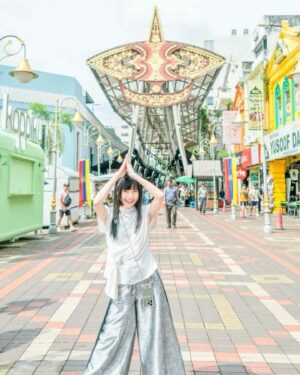ASCA Instagram - 遅ればせながら、2月マレーシアでの思い出フォト達です

1枚目は様々なお土産が手に入る
「セントラルマネーケット」にて伝統凧「ワウ」のまね🪁

2枚目はずっと行ってみたかったピンクモスクへ🕌
3枚目はモスクの中。息を呑む美しさでした。

2月なのに灼熱マレーシア☀︎
この日は現地で買った伝統的な柄
「バティック」のボトムスを履いて街を歩いたよ。
知らなかった文化に沢山ふれてもっと好きになった場所!
またすぐ帰りたいな、会いたいなっ

---------------

FC「ASCA Music Entertainment」にて
マレーシア限定オフショットを公開📷
▷https://asca-me.com/s/n127/gallery

#ASCA #asca_jp #sacramusic #singer #goodmusic #music #newrelease #newmusic #photography #photooftheday#portraitgames #earth_portraits #moodygrams #vscoportrait #fashion #japan #anime #anisong #Spotify #Applemusic #LINEMUSIC #portraitpage #SACRAFES #Malaysia #KualaLumpur #Zepp