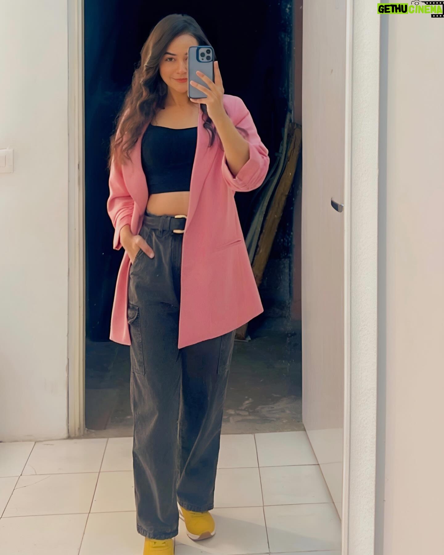 Aanchal Goswami - 2.1K Likes - Guroor teri khoobiyon se nahi teri khaamiyon se bhi mohabbat karne ka hai
Jaa koi mujhsa mile toh kehna - आँचल ♥️♾️