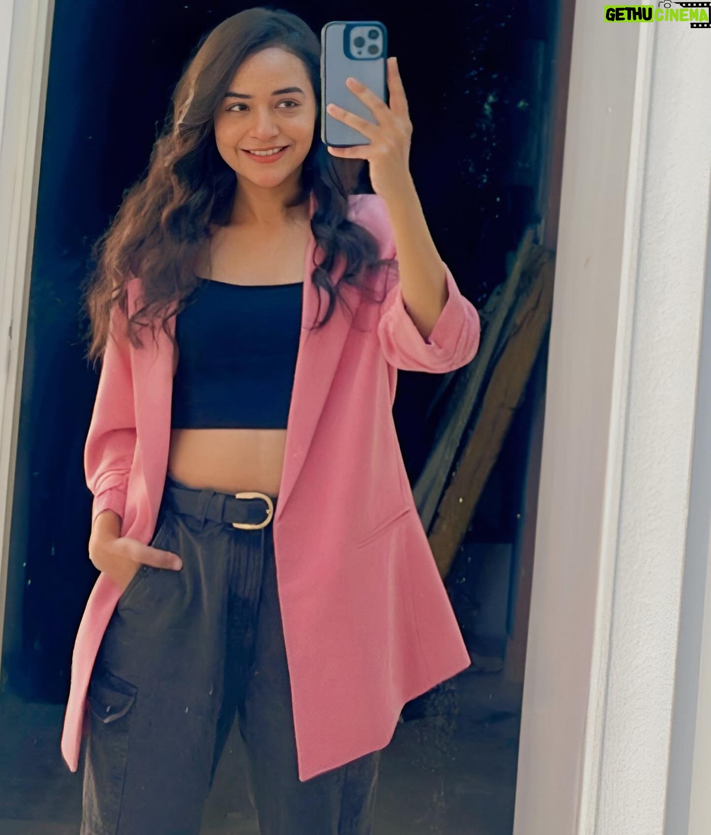 Aanchal Goswami - 2.1K Likes - Guroor teri khoobiyon se nahi teri khaamiyon se bhi mohabbat karne ka hai
Jaa koi mujhsa mile toh kehna - आँचल ♥️♾️