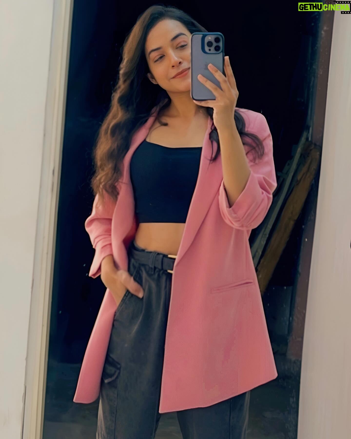 Aanchal Goswami - 2.1K Likes - Guroor teri khoobiyon se nahi teri khaamiyon se bhi mohabbat karne ka hai
Jaa koi mujhsa mile toh kehna - आँचल ♥️♾️