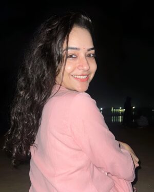 Aanchal Goswami Instagram - Suno sapno  ki nagri ❤️

Bin maange bohat kuch diya hai tumne mujhe 
Ab Haq se bohat kuch lene aayi hoon 
Phir se usi pyaar ke saath apna lena 
Kyunki iss baar bohat kuch Kho kar aayi hoon…..

Pehle naam ki talaash mein aayi thi 
Ab usi naam ko roshan karne aayi hoon ✨
Pehle wo khud thi ab uski duayein hain mere saath 
Kyunki iss baar mai usey hi Kho kar aayi hoon - Aanchal Anita Goswami 🧿
I love you maa❤️

#newbeginnings #shukrana