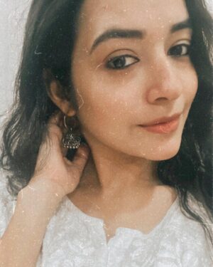 Aanchal Goswami Instagram - Mai sabr mein hoon intezaar mein nahi 🤍
Par tum mujhe besabr ache lagte ho✨

Mai karaar mein hoon fikar mein nahi 🤍
Par tum mujhe bekaraar ache lagte ho ✨

Mai ishq mein hoon pyaar mein nahi 🤍
Par tum mujhe azaad ache lagte ho ☀️- आँचल