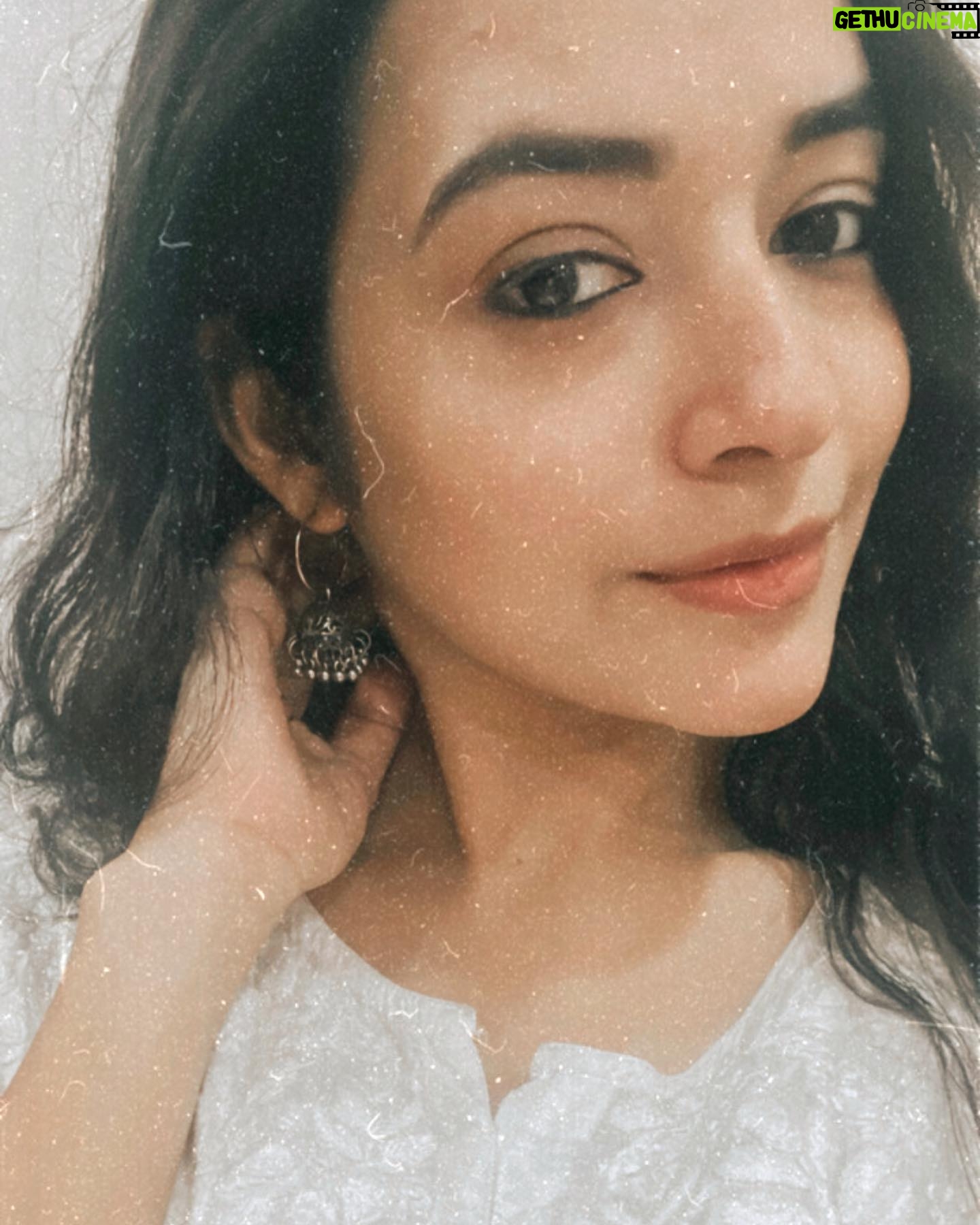 Aanchal Goswami - 2.1K Likes - Mai sabr mein hoon intezaar mein nahi 🤍
Par tum mujhe besabr ache lagte ho✨
Mai karaar mein hoon fikar mein nahi 🤍
Par tum mujhe bekaraar ache lagte ho ✨
Mai ishq mein hoon pyaar mein nahi 🤍
Par tum mujhe azaad ache lagte ho ☀️- आँचल