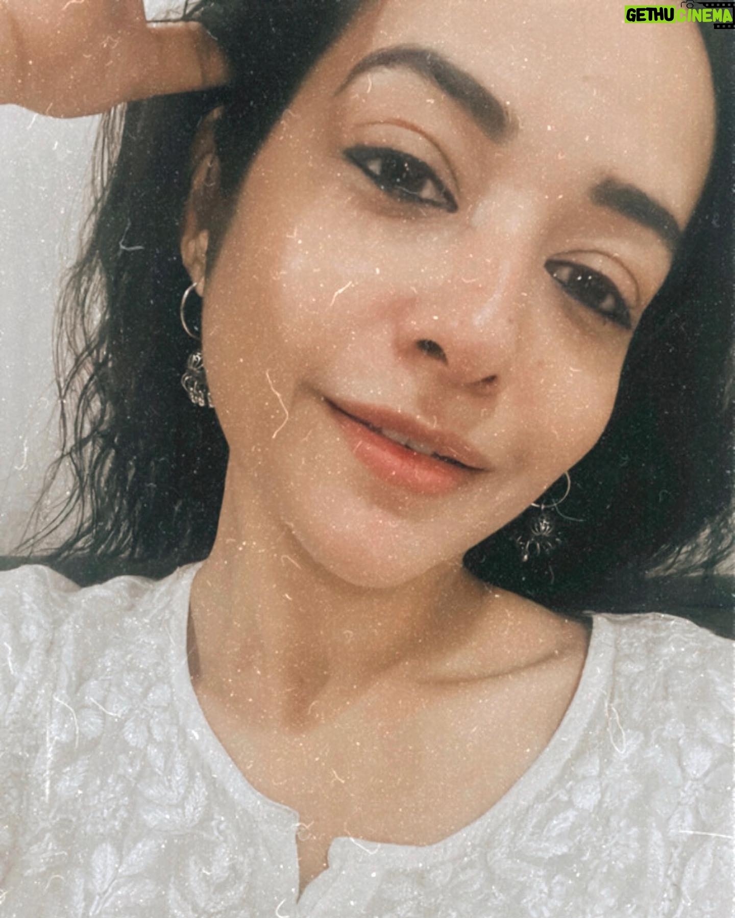 Aanchal Goswami - 2.1K Likes - Mai sabr mein hoon intezaar mein nahi 🤍
Par tum mujhe besabr ache lagte ho✨
Mai karaar mein hoon fikar mein nahi 🤍
Par tum mujhe bekaraar ache lagte ho ✨
Mai ishq mein hoon pyaar mein nahi 🤍
Par tum mujhe azaad ache lagte ho ☀️- आँचल