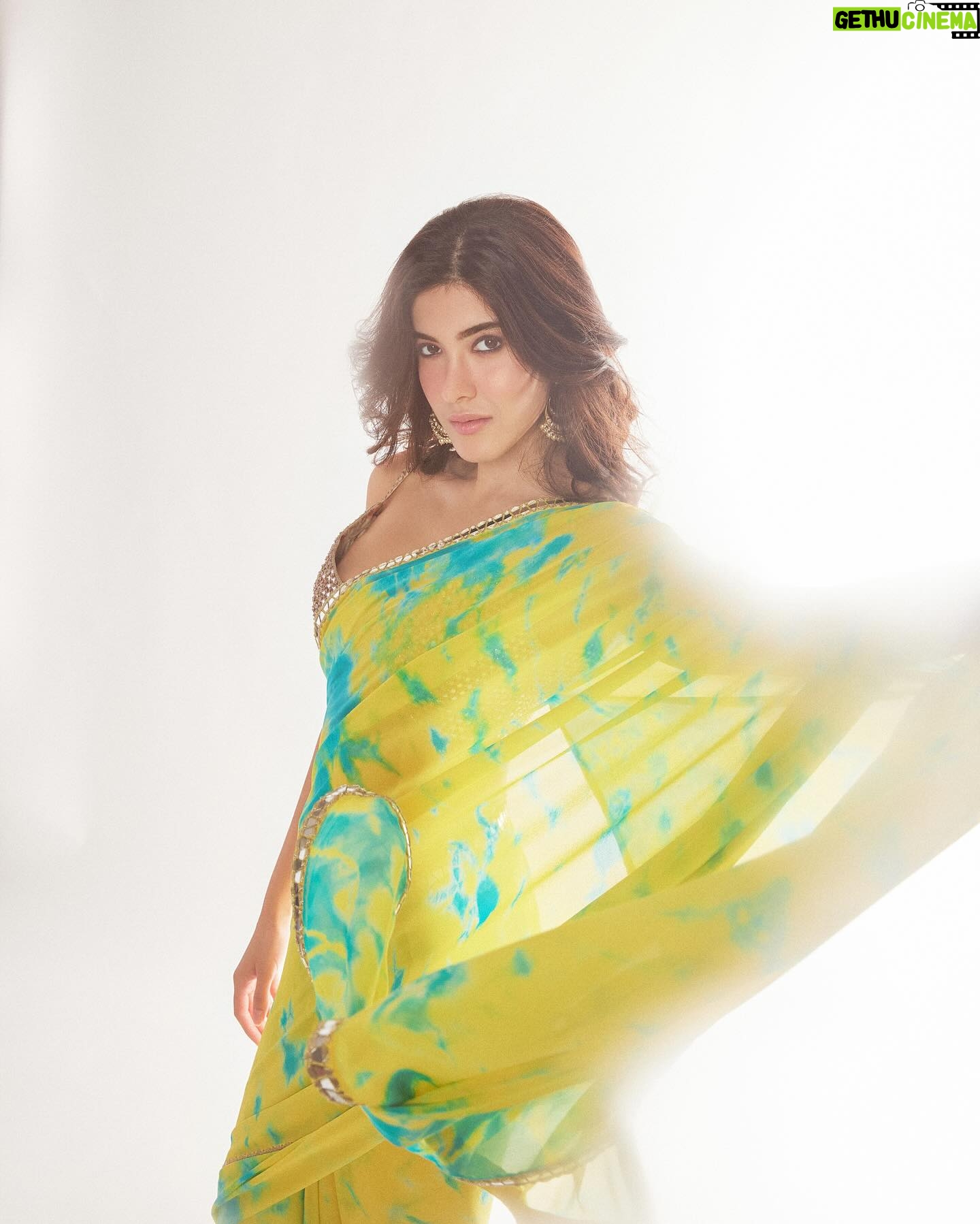 Aastha Sharma Instagram - SHANAYA ššš @shanayakapoor02 in This gorgeous tie and dye saree by @akankshagajria š« Jewels @sanzanyjewels @dipublicrelations ā¦. Styled by @aasthasharma @reannmoradian @gehnadholakia Assisted by @shatakshipandeyy ā¦. Make up @miimoglam Hair @irshad__hair Images @nupuragarwal__