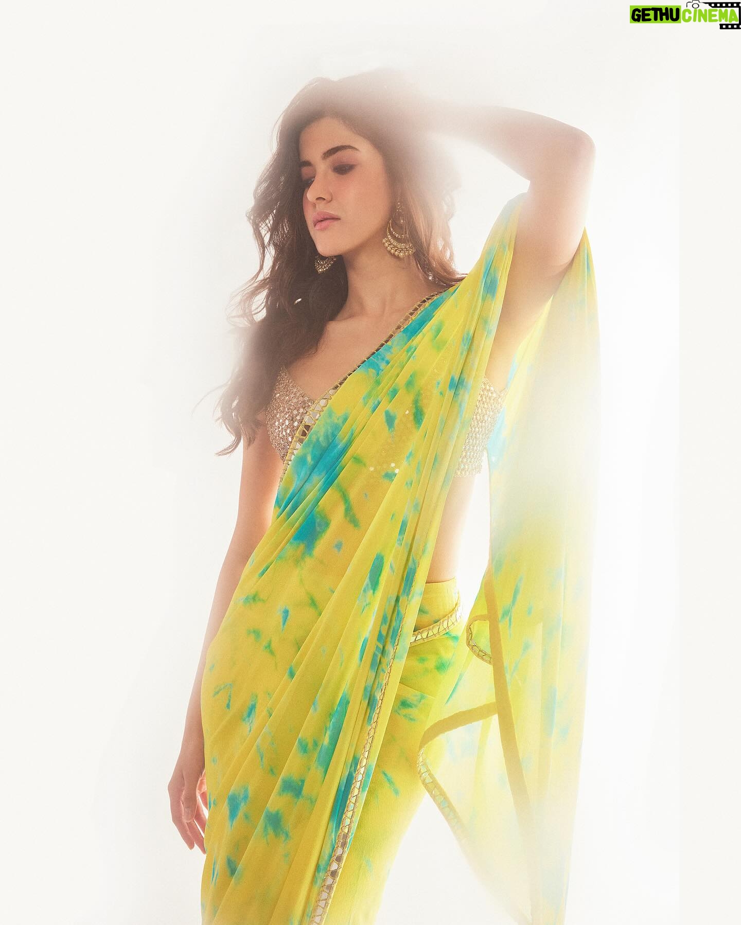 Aastha Sharma Instagram - SHANAYA ššš @shanayakapoor02 in This gorgeous tie and dye saree by @akankshagajria š« Jewels @sanzanyjewels @dipublicrelations ā¦. Styled by @aasthasharma @reannmoradian @gehnadholakia Assisted by @shatakshipandeyy ā¦. Make up @miimoglam Hair @irshad__hair Images @nupuragarwal__