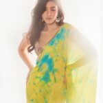 Aastha Sharma Instagram - SHANAYA 💛💛💛 @shanayakapoor02 in This gorgeous tie and dye saree by @akankshagajria 💫 Jewels @sanzanyjewels @dipublicrelations …. Styled by @aasthasharma @reannmoradian @gehnadholakia Assisted by @shatakshipandeyy …. Make up @miimoglam Hair @irshad__hair Images @nupuragarwal__