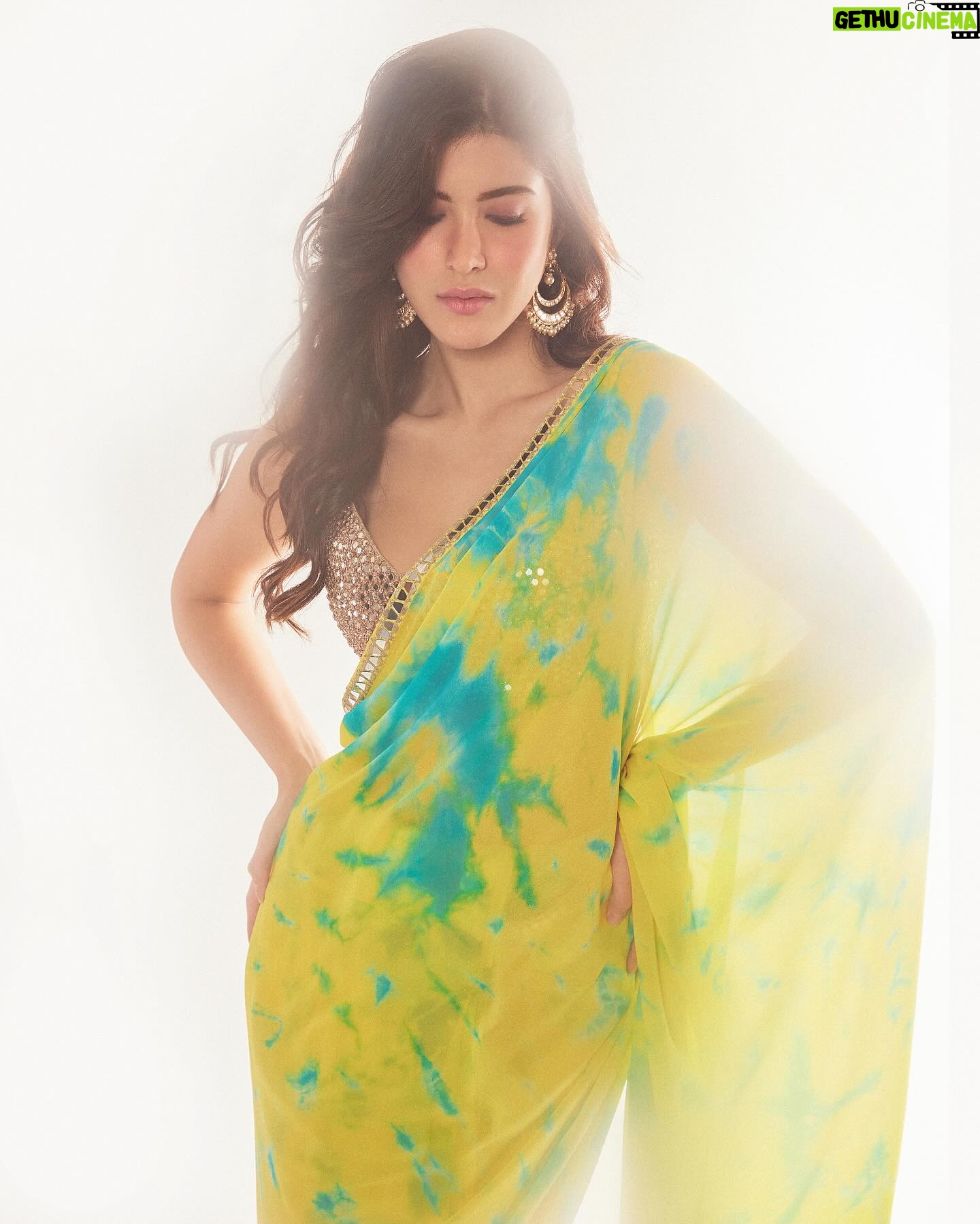Aastha Sharma Instagram - SHANAYA ššš @shanayakapoor02 in This gorgeous tie and dye saree by @akankshagajria š« Jewels @sanzanyjewels @dipublicrelations ā¦. Styled by @aasthasharma @reannmoradian @gehnadholakia Assisted by @shatakshipandeyy ā¦. Make up @miimoglam Hair @irshad__hair Images @nupuragarwal__