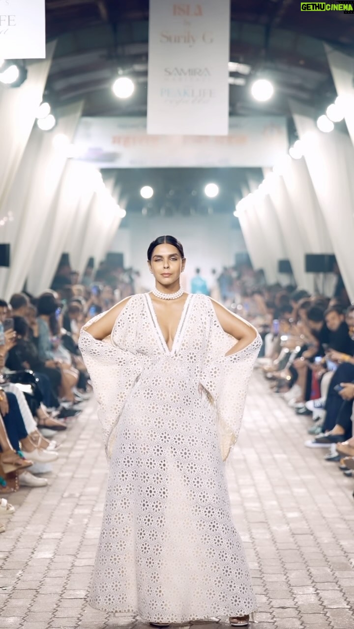 Aastha Sharma Instagram - Congratulations my su @sunset.sue what a spectacular show.. Thank you for such an exhilarating experience ❤️❤️❤️ ISLA by @surilyg In partnership with @peaklife_magazine @thealibaglifebysamira Stylist @mohitrai Choreographer @lubna.adam Videography @nicckksso @happinessstudios