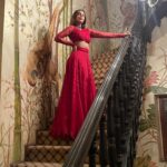 Aastha Sharma Instagram - An Indian affair ❤️ #endlessfestiveseason Look 1: this sexy saree version by @surilyg Look 2: red hot by @shivanandnarresh Look 3: Mehndi essentials by @punitbalanaofficial Look 4: floral story by @ritukumarhq Look 5: my precious one: wore my wedding lehnga from @anitadongre after 7 years and still obsessed with it ❤️ Beautiful jewels by @raabtabyrahul @fooljhadi 💫