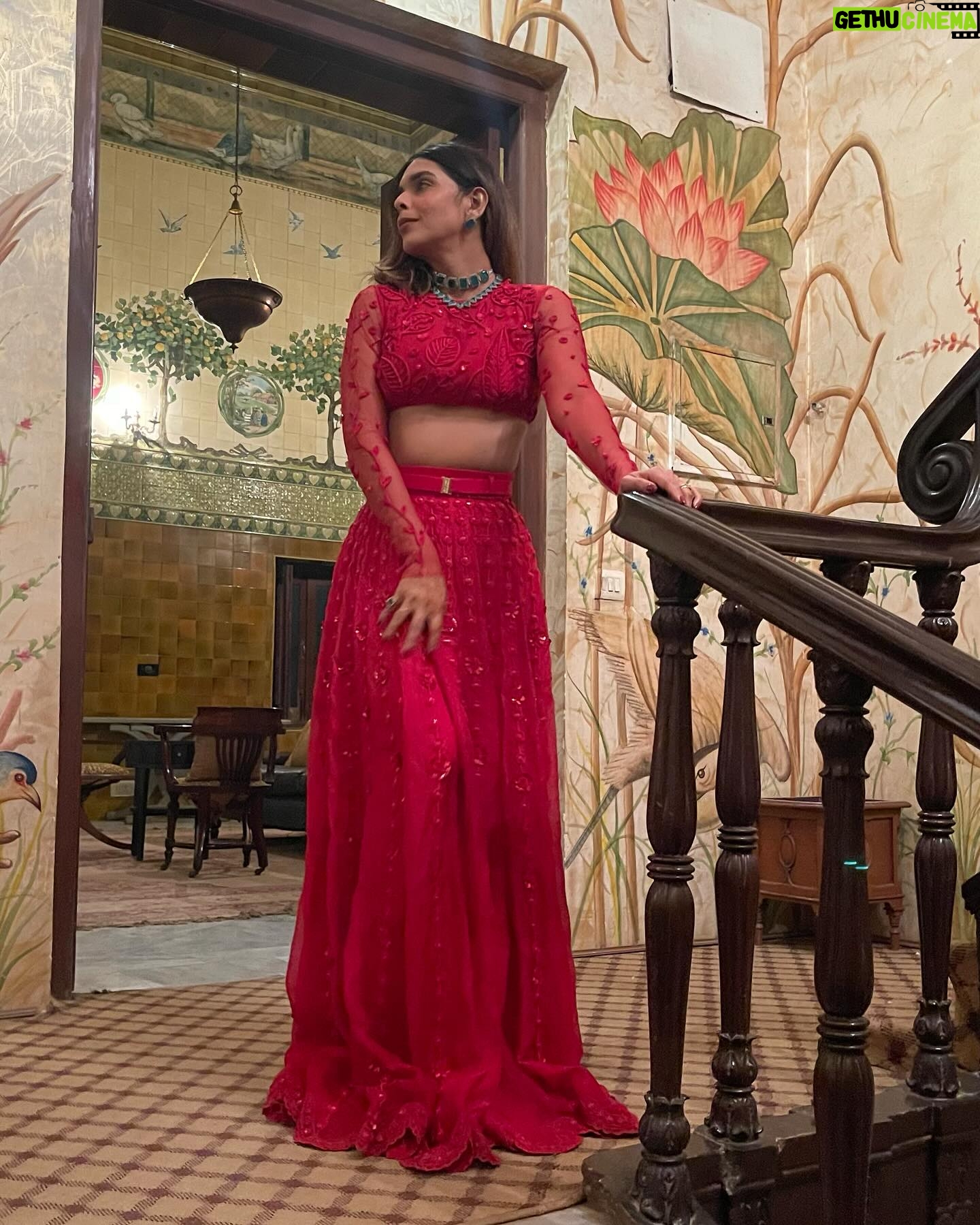 Aastha Sharma Instagram - An Indian affair ❤️ #endlessfestiveseason Look 1: this sexy saree version by @surilyg Look 2: red hot by @shivanandnarresh Look 3: Mehndi essentials by @punitbalanaofficial Look 4: floral story by @ritukumarhq Look 5: my precious one: wore my wedding lehnga from @anitadongre after 7 years and still obsessed with it ❤️ Beautiful jewels by @raabtabyrahul @fooljhadi 💫