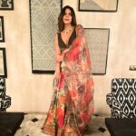 Aastha Sharma Instagram - An Indian affair ❤️ #endlessfestiveseason Look 1: this sexy saree version by @surilyg Look 2: red hot by @shivanandnarresh Look 3: Mehndi essentials by @punitbalanaofficial Look 4: floral story by @ritukumarhq Look 5: my precious one: wore my wedding lehnga from @anitadongre after 7 years and still obsessed with it ❤️ Beautiful jewels by @raabtabyrahul @fooljhadi 💫