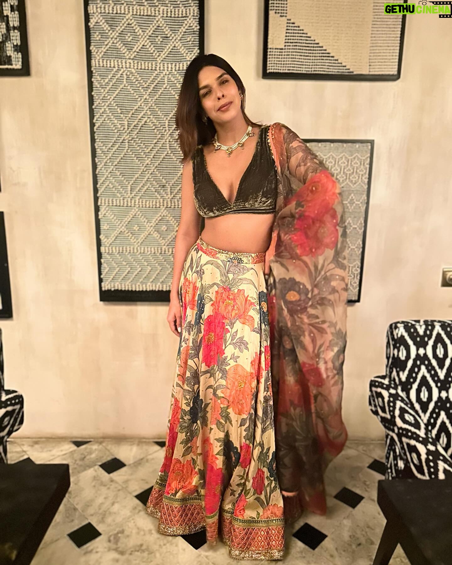 Aastha Sharma Instagram - An Indian affair ❤️ #endlessfestiveseason Look 1: this sexy saree version by @surilyg Look 2: red hot by @shivanandnarresh Look 3: Mehndi essentials by @punitbalanaofficial Look 4: floral story by @ritukumarhq Look 5: my precious one: wore my wedding lehnga from @anitadongre after 7 years and still obsessed with it ❤️ Beautiful jewels by @raabtabyrahul @fooljhadi 💫