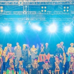 Abao Instagram - #520史前館大合唱

昨天這一段大合唱的演出真的太想分享
不知道下次這樣的組合何年何月🤣
謝謝節目總監布拉老師的頭腦🤣

桑布伊&卑南青春歌謠隊起頭卑南語版
Suming &阿美複音唱阿美語的版本
我&vasa東排灣青年歌謠隊唱排灣語版
都是快樂搖擺 
很像但是不一樣 但又可以同步合唱
老人家真的好神奇啊 🥹🥹🥹

仔細聽每ㄧ版的歌詞大多是虛詞
Ho hai yan 之類的變化
起頭的 Ho~i ~yan 相同
後面就各自不同的旋律
到尾巴就又很相似的節奏點結束
我聽了好多次每一次都好感動
在這個強調你的我的他的 的時代
這個時刻就是共有的

可以是厲害的個體
也可是發光的群體

超級難唱要很專心不然會被拉走🤣
能量充滿謝謝台東謝謝一起演出的大家

真的太好聽了 謝謝台東 祖先萬歲 🥹❤️🙏

P.S 好想錄一個這個史前版本先集資🤣

《國立臺灣史前文化博物館 520開幕演出資訊》
​節目總監：布拉瑞揚帕格勒法
演出單位：
ABAO 阿爆 NG那屋瓦少女隊feat. #VASA東排灣青年歌謠隊
Suming 舒米恩feat.#阿美複音青春歌隊 
Sangpuy 桑布伊 feat. #卑南族青春歌隊
跪父樂團
​節目主持：#洪簡廷卉
硬體工程：AK音響

@national_museum_of_prehistory @bulareyaung_pagarlava @bulareyaungdancecompany @sangpuy_1115 @john_suming @vasakacedas @kivi_pasulivai  @makav_malivayan @mani.071 @jocelynhungchien_tuku