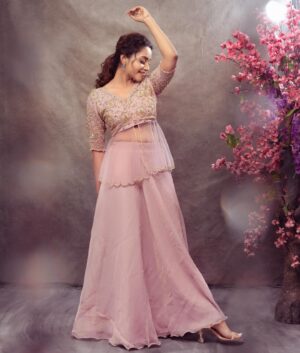 Abarnathi Instagram - Ma #119 põst 💌

Pic courtesy @deepak_durai_photography 
Designer  @signature_by_bharathi 
Mua @priya_durai_makeoverartistry 
Heels @modaxshoes 
Earrings @kushalsfashionjewellery 

#insta #instadaily #screenplayer #awards #abarnathi