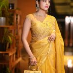 Abarnathi Instagram - Very much excited to post ma own makup pictures 🫠😝 Lens @eyeclickzstudio Designer @signature_by_bharathi Jewellery @kaya_online_ Hair stylist @toniandguyannanagar Stylist @signature_by_bharathi #selfmakup #saree #sareefashion #avalvikatanawards #instagood #todaypost #glitterlook #vikatanawards #abarnathi