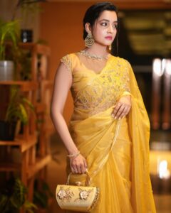 Abarnathi Instagram - Very much excited to post ma own makup pictures 🫠😝 Lens @eyeclickzstudio Designer @signature_by_bharathi Jewellery @kaya_online_ Hair stylist @toniandguyannanagar Stylist @signature_by_bharathi #selfmakup #saree #sareefashion #avalvikatanawards #instagood #todaypost #glitterlook #vikatanawards #abarnathi