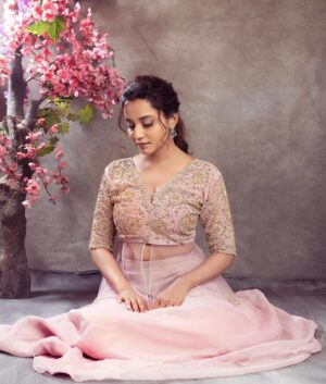 Abarnathi Instagram - Ma #119 põst 💌

Pic courtesy @deepak_durai_photography 
Designer  @signature_by_bharathi 
Mua @priya_durai_makeoverartistry 
Heels @modaxshoes 
Earrings @kushalsfashionjewellery 

#insta #instadaily #screenplayer #awards #abarnathi