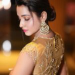 Abarnathi Instagram - Very much excited to post ma own makup pictures 🫠😝 Lens @eyeclickzstudio Designer @signature_by_bharathi Jewellery @kaya_online_ Hair stylist @toniandguyannanagar Stylist @signature_by_bharathi #selfmakup #saree #sareefashion #avalvikatanawards #instagood #todaypost #glitterlook #vikatanawards #abarnathi