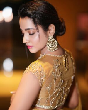 Abarnathi Instagram - Very much excited to post ma own makup pictures 🫠😝

Lens @eyeclickzstudio 
Designer @signature_by_bharathi 
Jewellery @kaya_online_ 
Hair stylist @toniandguyannanagar 
Stylist @signature_by_bharathi 

#selfmakup #saree #sareefashion #avalvikatanawards #instagood #todaypost #glitterlook #vikatanawards #abarnathi