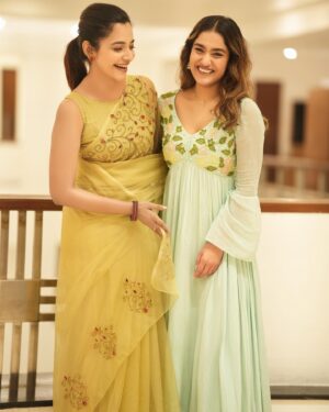 Abarnathi Instagram - Pavithra mets Divya 

Now streaming on #netflix ❤️ @irugapatru 

Smiling towards @eyeclickzstudio lens 
Designer @signature_by_bharathi 
Stylist @diptidesai_official 
Mua @noormakeup_mehndi 

#irugapatru #ott #couple #love #abarnathi #saniyaiyappan