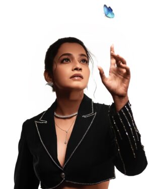 Abarnathi Instagram - S.U.M.M.E.R G.L.O♣️🍷✨

Paparazzi @george_ferna_photography 
Designer @yamunaanddhruva 
Stylist @smitha_prakash19 
Mua @sharanyas_makeupartistry 
Jewels @fineshinejewels 
Retouch @gowsigun_hlb 

#sundayvibes #winelover #party #weekend #instafashion 
#abarnathi #sheawards2024 #sheindia #newpost