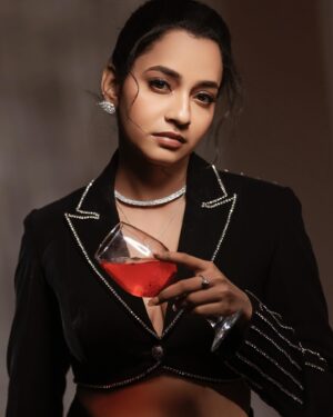 Abarnathi Instagram - S.U.M.M.E.R G.L.O♣️🍷✨

Paparazzi @george_ferna_photography 
Designer @yamunaanddhruva 
Stylist @smitha_prakash19 
Mua @sharanyas_makeupartistry 
Jewels @fineshinejewels 
Retouch @gowsigun_hlb 

#sundayvibes #winelover #party #weekend #instafashion 
#abarnathi #sheawards2024 #sheindia #newpost