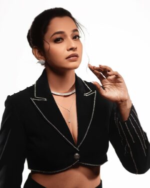 Abarnathi Instagram - S.U.M.M.E.R G.L.O♣️🍷✨

Paparazzi @george_ferna_photography 
Designer @yamunaanddhruva 
Stylist @smitha_prakash19 
Mua @sharanyas_makeupartistry 
Jewels @fineshinejewels 
Retouch @gowsigun_hlb 

#sundayvibes #winelover #party #weekend #instafashion 
#abarnathi #sheawards2024 #sheindia #newpost