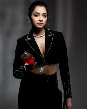 Abarnathi Instagram - S.U.M.M.E.R G.L.O♣️🍷✨

Paparazzi @george_ferna_photography 
Designer @yamunaanddhruva 
Stylist @smitha_prakash19 
Mua @sharanyas_makeupartistry 
Jewels @fineshinejewels 
Retouch @gowsigun_hlb 

#sundayvibes #winelover #party #weekend #instafashion 
#abarnathi #sheawards2024 #sheindia #newpost