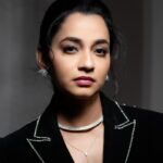 Abarnathi Instagram - S.U.M.M.E.R G.L.O♣️🍷✨ Paparazzi @george_ferna_photography Designer @yamunaanddhruva Stylist @smitha_prakash19 Mua @sharanyas_makeupartistry Jewels @fineshinejewels Retouch @gowsigun_hlb #sundayvibes #winelover #party #weekend #instafashion #abarnathi #sheawards2024 #sheindia #newpost
