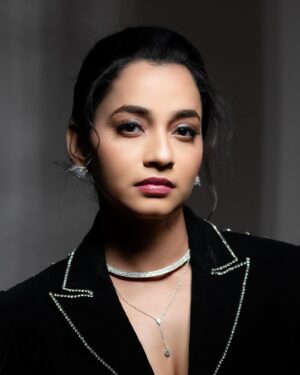 Abarnathi Instagram - S.U.M.M.E.R G.L.O♣️🍷✨

Paparazzi @george_ferna_photography 
Designer @yamunaanddhruva 
Stylist @smitha_prakash19 
Mua @sharanyas_makeupartistry 
Jewels @fineshinejewels 
Retouch @gowsigun_hlb 

#sundayvibes #winelover #party #weekend #instafashion 
#abarnathi #sheawards2024 #sheindia #newpost