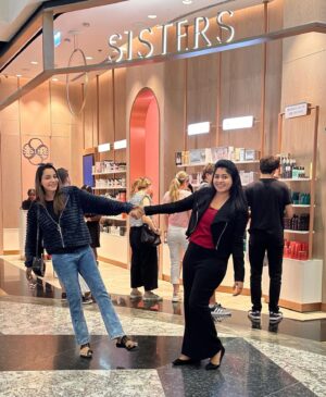 Abarnathi Instagram - Thangapulla alagupulla ammupulla chlmpulla  bubblypulla  #happybirthdaythangachipapa❤️️ 🥳 @0fficial__jyothy_joi ❤️😘 

#birthday #birthdaygirl #sisters #celebrations #uae #uaelife #dubai🇦🇪 #abarnathijothi #abarnathi #selfie #selfiequeen #birthdaycelebration #sisterlove #faloodalovers #sisterhood #loveforever