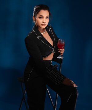 Abarnathi Instagram - S P A R K L I N G✨with B O S S Y energy🍷

Paparazzi @george_ferna_photography 
Designer @yamunaanddhruva 
Stylist @smitha_prakash19 
Mua @sharanyas_makeupartistry 
Jewellery @fineshinejewels 
Retouch @gowsigun_hlb 

#OOTD #fashioninspo #dailylook #style #styleblogger #stylediaries #whatiwore #instagram #instadaily #instaoutfit 
#todayimwearing #styleinspiration #stylegram #irugapatru❤️ #abarnathi #blazer #black #blacklove #artistsoninstagram #actress #fashiontrends #trendingnow #photoshoot #photooftheday #photographers #saturdayvibes