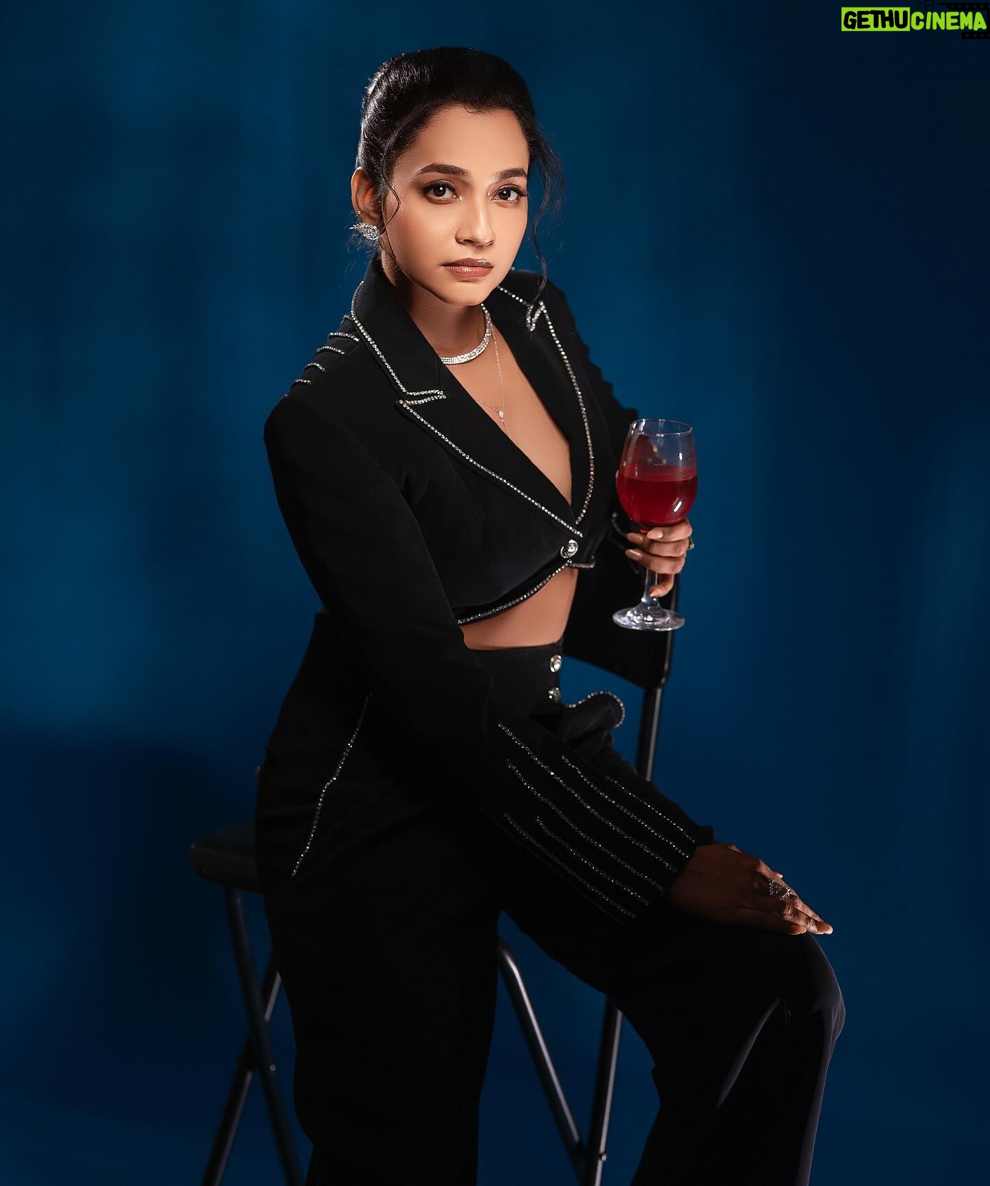 Abarnathi - 3 Likes - S P A R K L I N G✨with B O S S Y energy🍷
Paparazzi @george_ferna_photography
Designer @yamunaanddhruva
Stylist @smitha_prakash19
Mua @sharanyas_makeupartistry
Jewellery @fineshinejewels
Retouch @gowsigun_hlb
#OOTD #fashioninspo #dailylook #style #styleblogger #stylediaries #whatiwore #instagram #instadaily #instaoutfit
#todayimwearing #styleinspiration #stylegram #irugapatru❤️ #abarnathi #blazer #black #blacklove #artistsoninstagram #actress #fashiontrends #trendingnow #photoshoot #photooftheday #photographers #saturdayvibes